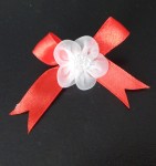 Mašlička proti urieknutiu  K04 červená mašlička biely kvietok