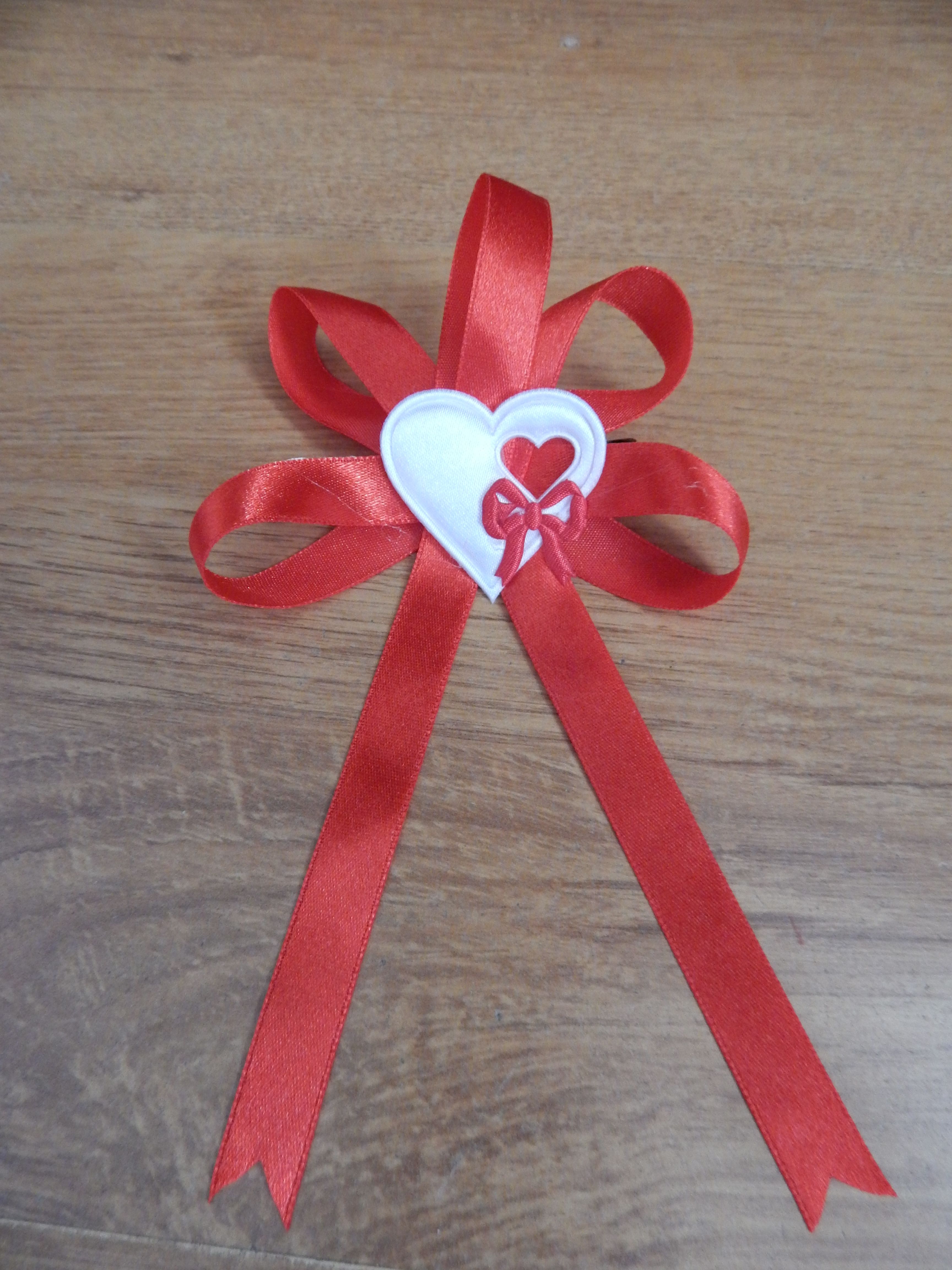 Mašlička proti urieknutiu  D02 biele srdieško červený vejárik