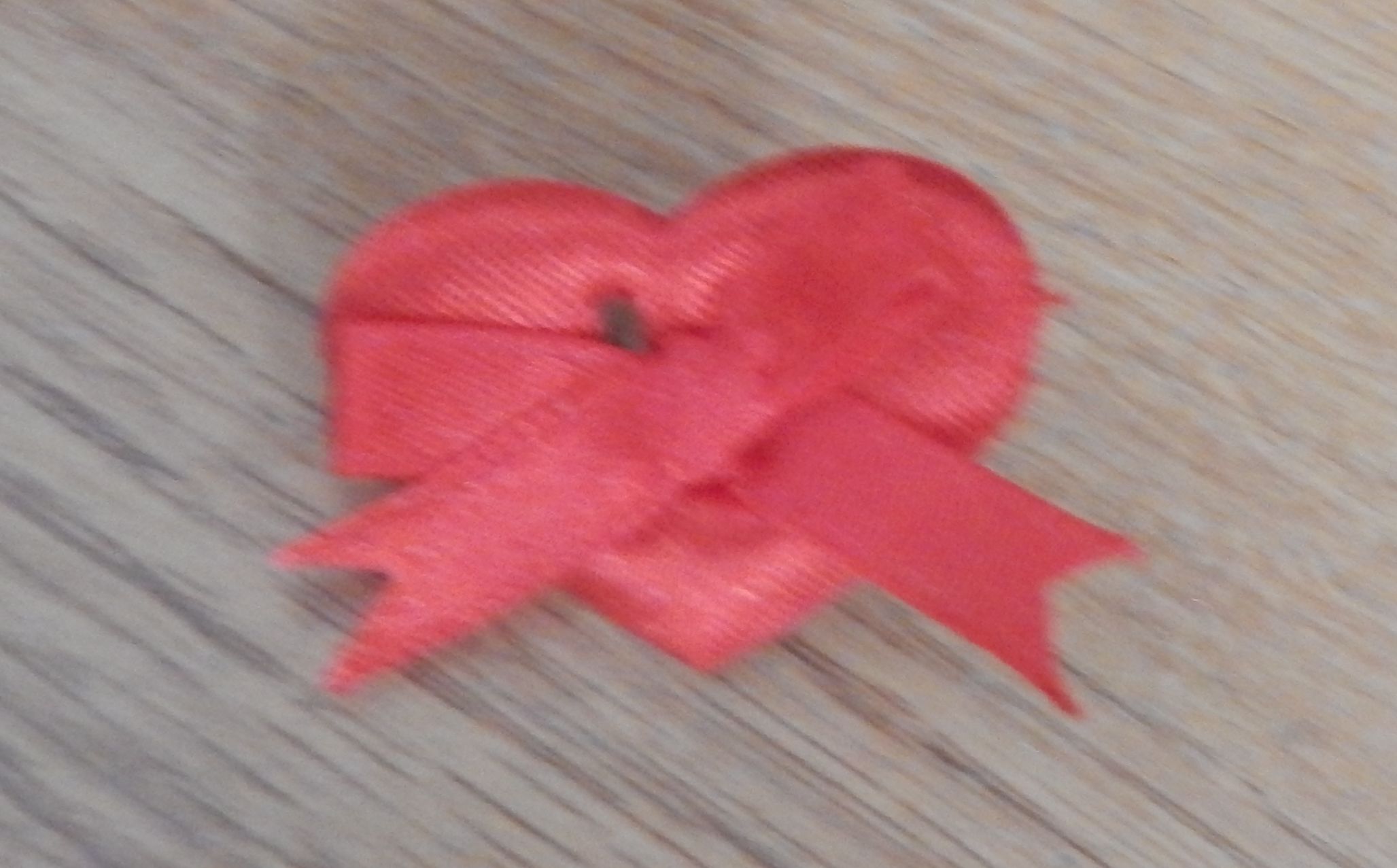 Mašlička proti urieknutiu  K01 červená mašlička červené srdiečko