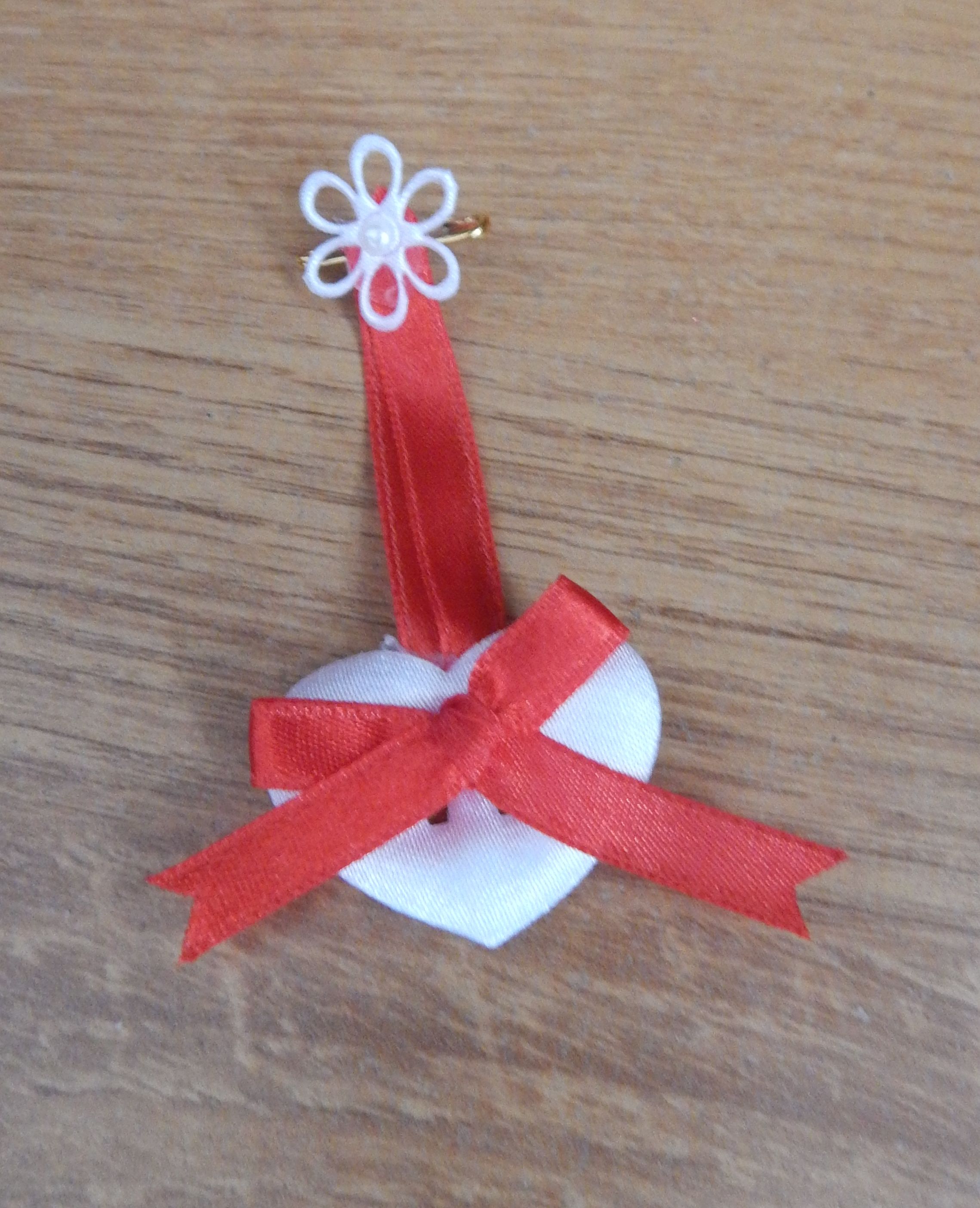 Mašlička proti urieknutiu  D03 biele srdiečko mašlička kvetinka