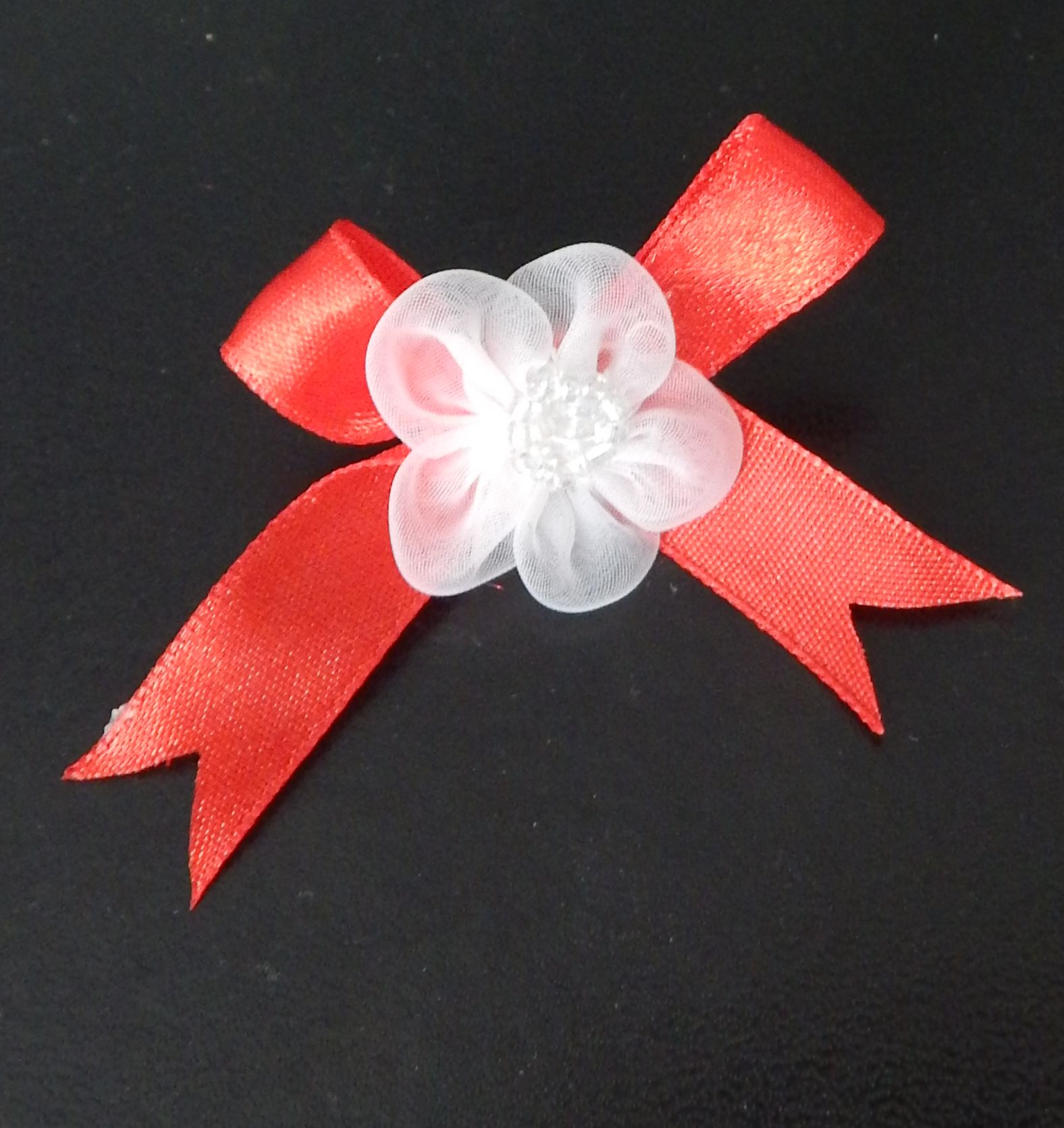 Mašlička proti urieknutiu  K04 červená mašlička biely kvietok