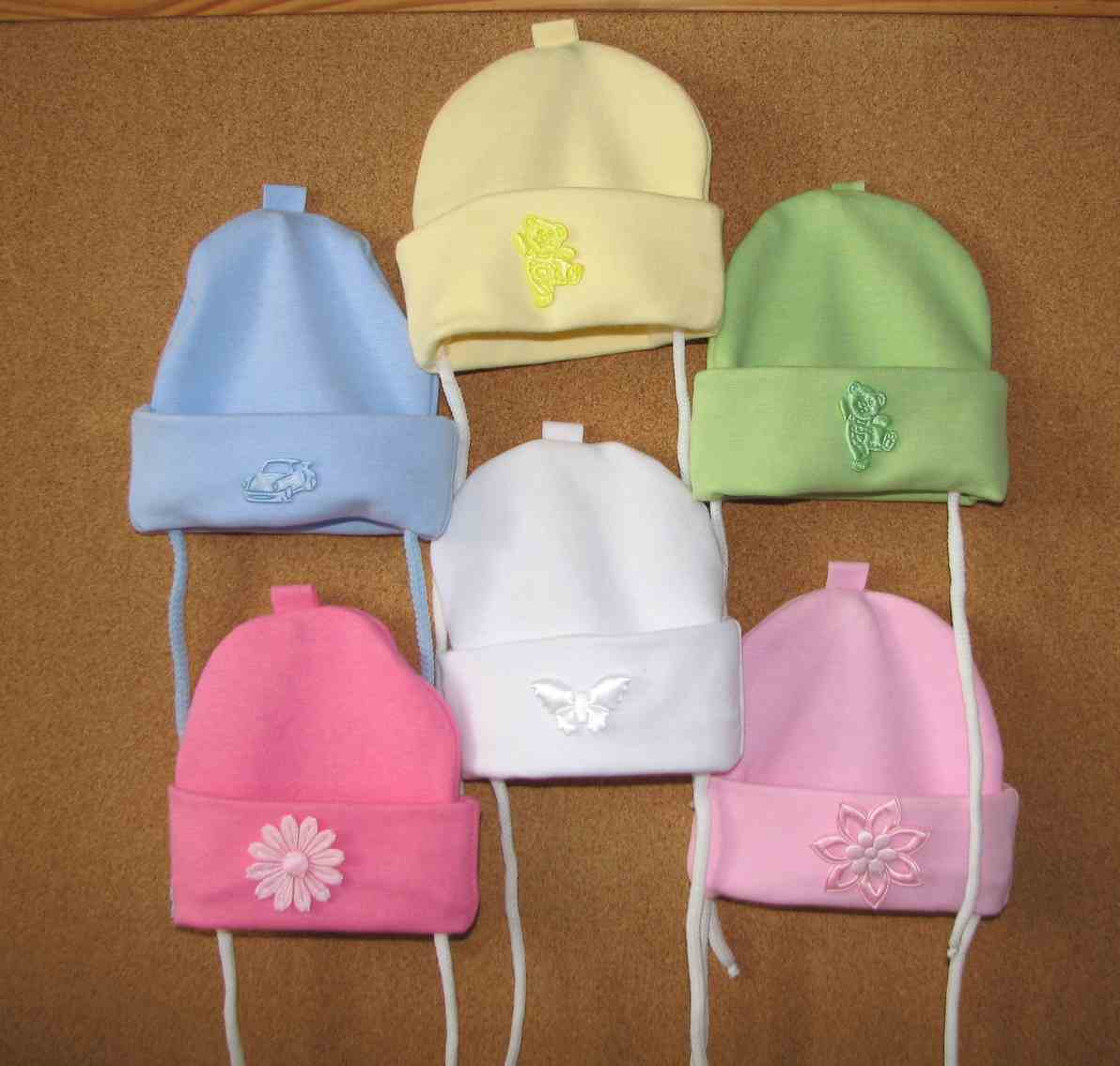 Čiapka 69 35-37 viazanie mix farieb jednofarebné s nášivkou