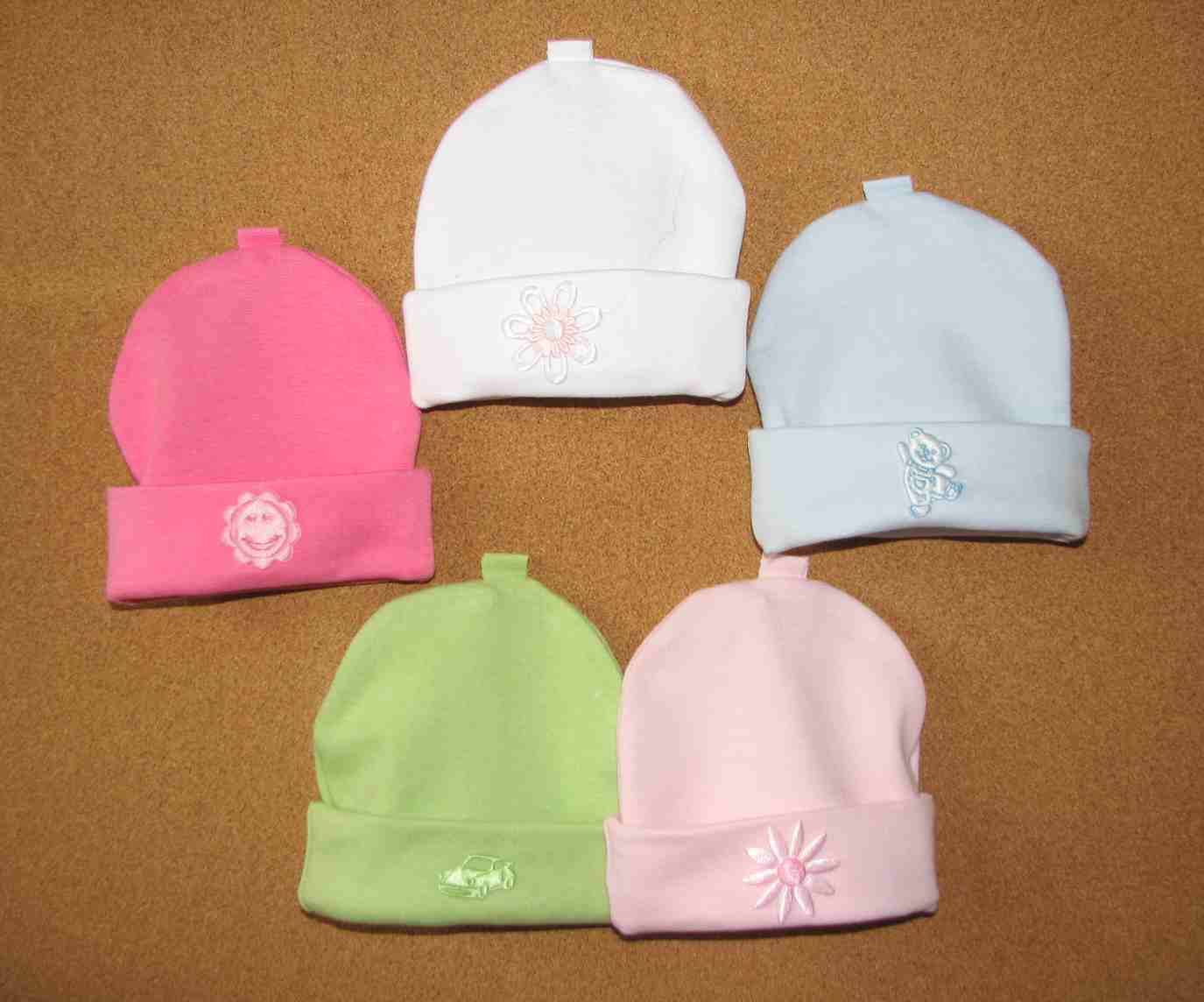 Čiapka 70 35-37 mix farieb jednofarebné s nášivkou